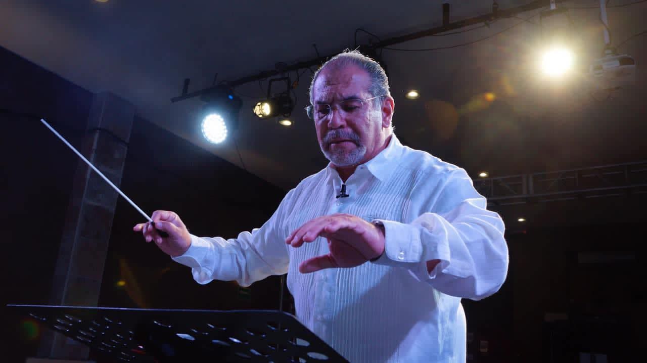 Mario Monroy dirige en el escenario