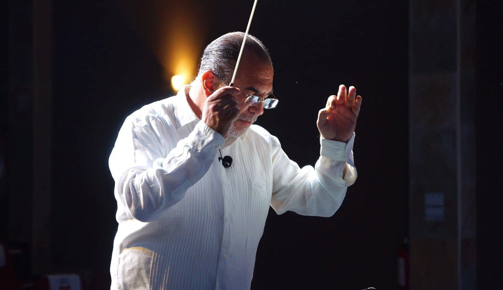 Mario Monroy dirige bajo un reflector